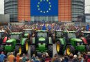 La rabbia degli agricoltori europei a Bruxelles, trattori e roghi nel Quartiere europeo